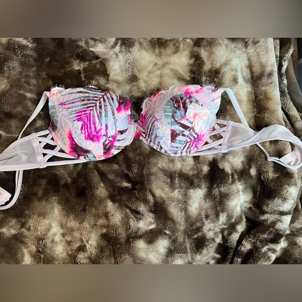 PINK Victoria's Secret Tropical Leaves Bra